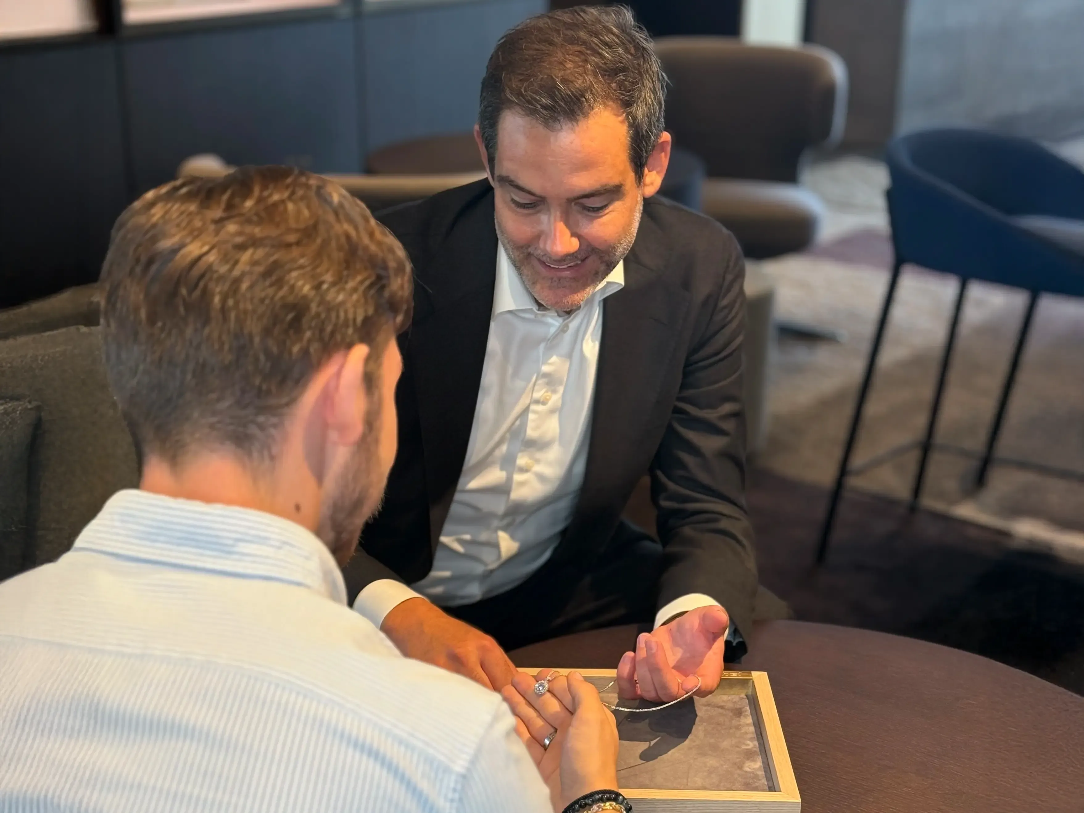 Juwelier Techel im Anzug berät